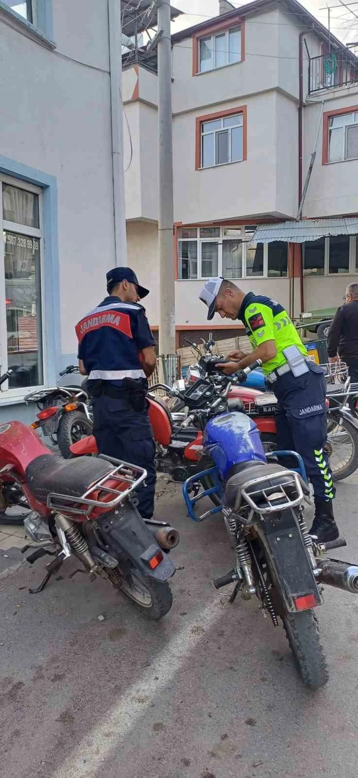 Eğirdir’de motosiklet denetimlerinde iki sürücüye 3 bin 160 TL para cezası
