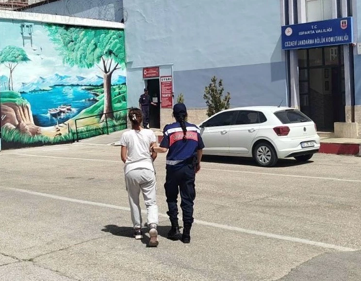 Isparta’da ’nitelikli yağma’ suçundan 8 yıl hapis cezası bulunan şahıs yakalandı
