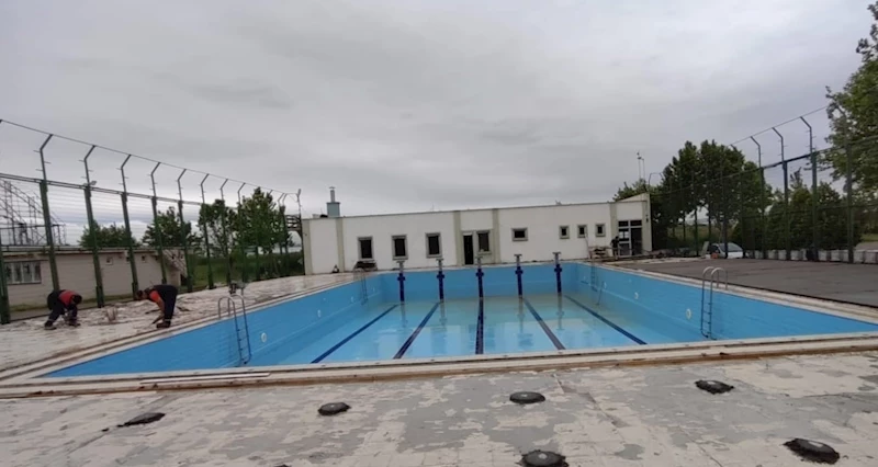 Karacabey Belediyesi yüzme havuzunu yaza hazırlıyor
