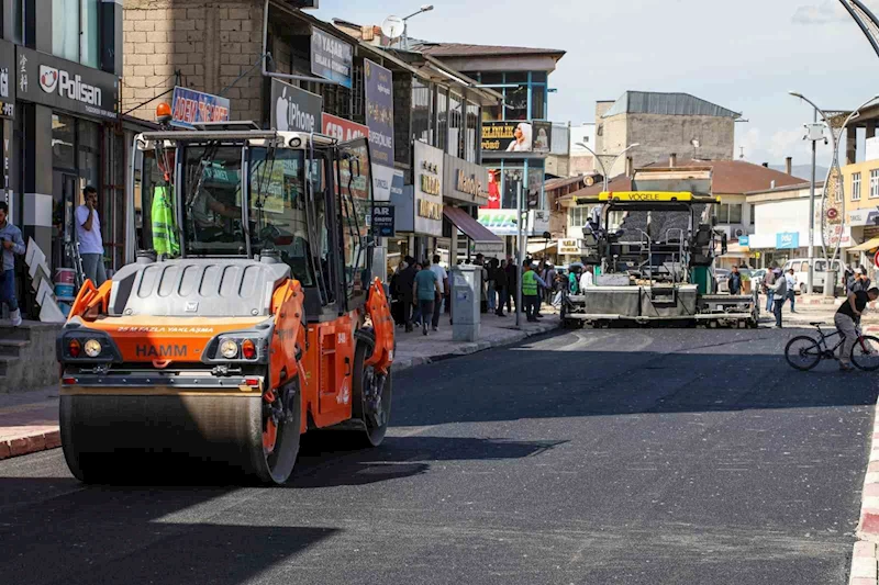 Van Büyükşehir Belediyesi asfalt serimine başladı

