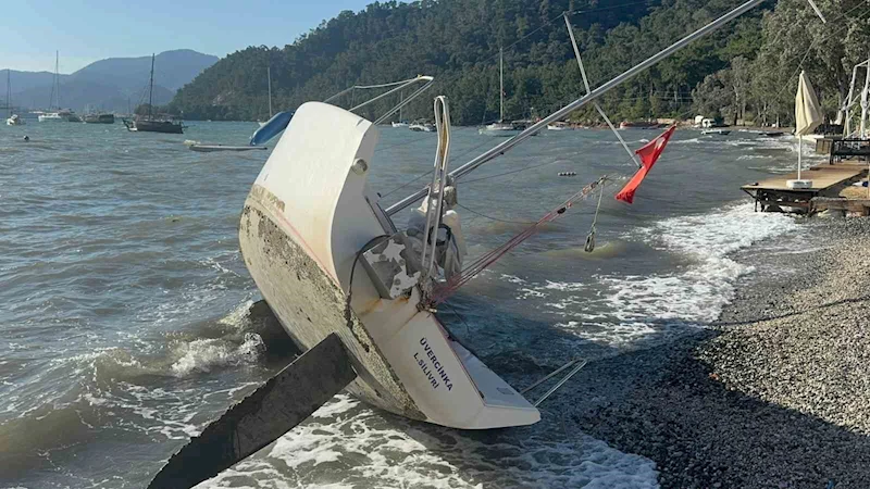 Marmaris’te şiddetli rüzgar tekneyi kıyıya sürükledi
