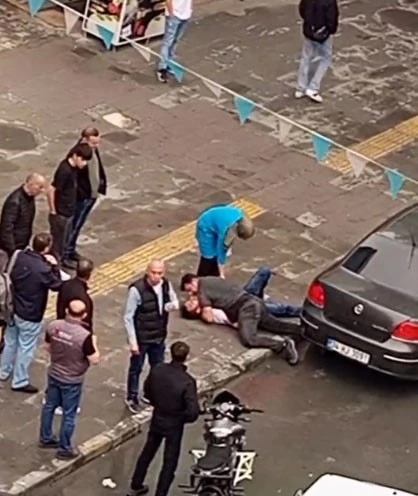 Yakalanınca çalışanın parmağını ısıran hırsız yere yatırılarak etkisiz hale getirildi
