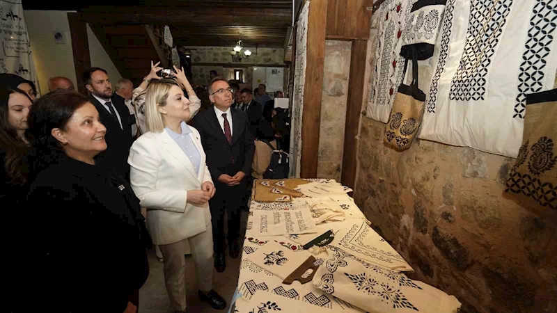 Atık malzemeler üniversite öğrencilerinin elinde sanata dönüştü
