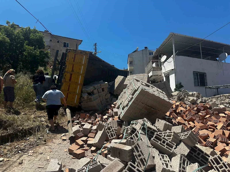 Milas’ta tuğla yüklü kamyon devrildi: 1 yaralı
