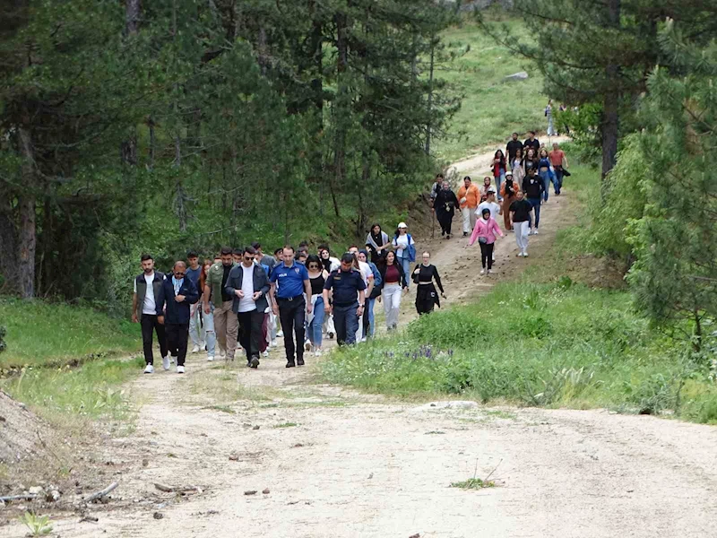 Hisarcık MYO öğrencileri doğa yürüyüşünde ağaçlara 50 ahşap kuş yuvası astı
