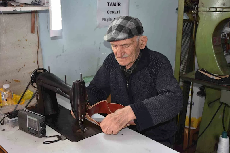 20 metrekarelik dükkanda fabrikasyona direniyor
