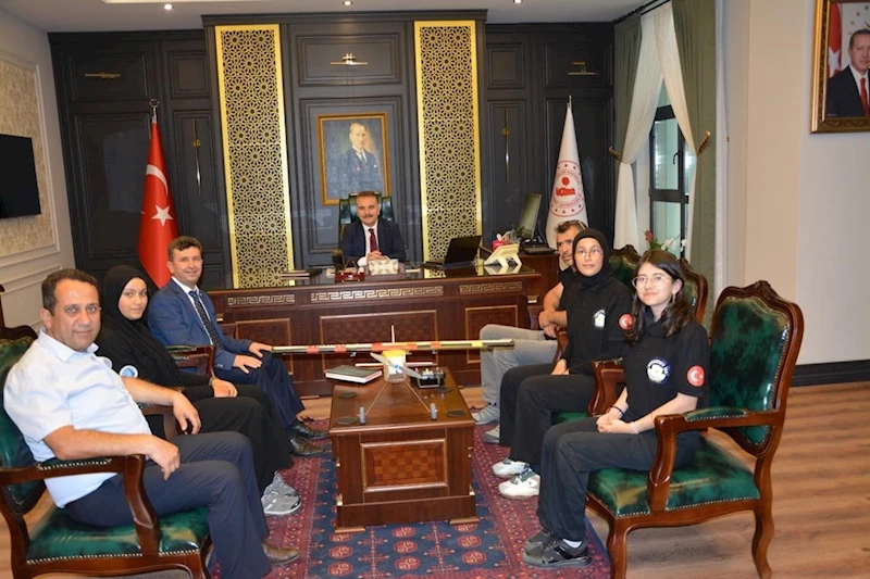 Kaymakam Odabaş, robotik şampiyonları ağırladı
