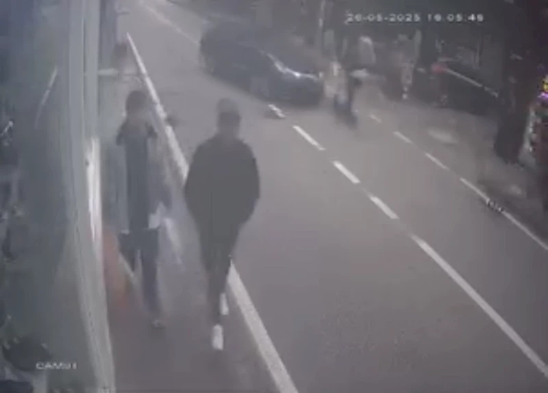 Ani dönüş yapan otomobil scooter sürücüsüne böyle çarptı
