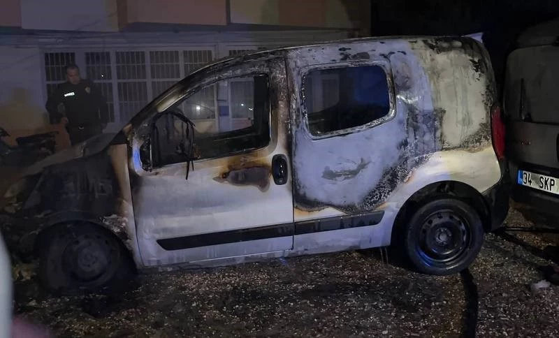 Park halindeki araç alev topuna döndü, geriye demir yığınları kaldı
