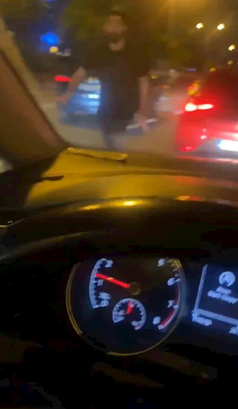 Maltepe’de yol verme tartışması: Önünü kesti, aracını yumrukladı
