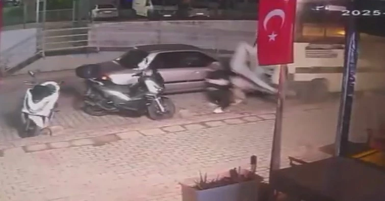 Sokakta tartıştığı kişilerin üzerine otomobil sürdü, gaza basıp kaçtı
