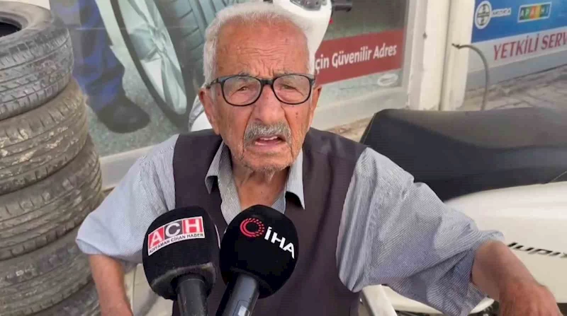 Mahsur kalan yaşlı adamı polisler sırtında taşıdı

