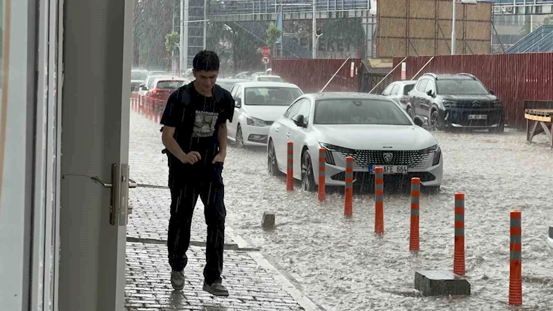 Malatya’da sağanak yağış hayatı felç etti
