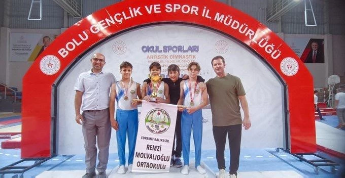 Edremit Remzi Molvalıoğlu Ortaokulu Şampiyon Olarak Döndü

