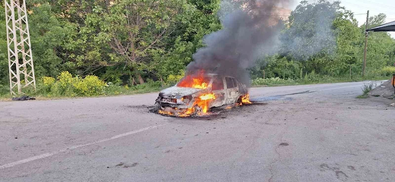 Erzincan’da otomobil alev alev yandı
