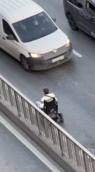 Sultangazi’de engelli vatandaş tekerlekli sandalyeyle ters yönde trafiğe girdi
