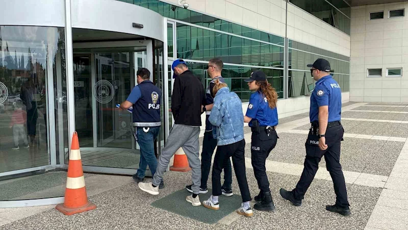 Çaldıkları plakayı başka araca takıp kaçtılar, Sakarya’da yakalandılar
