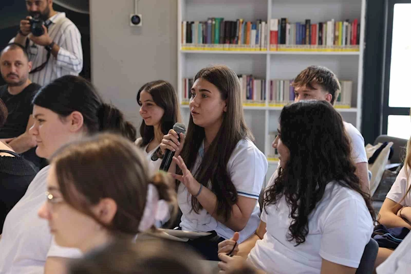 Genç oyuncu, öğrencilere 