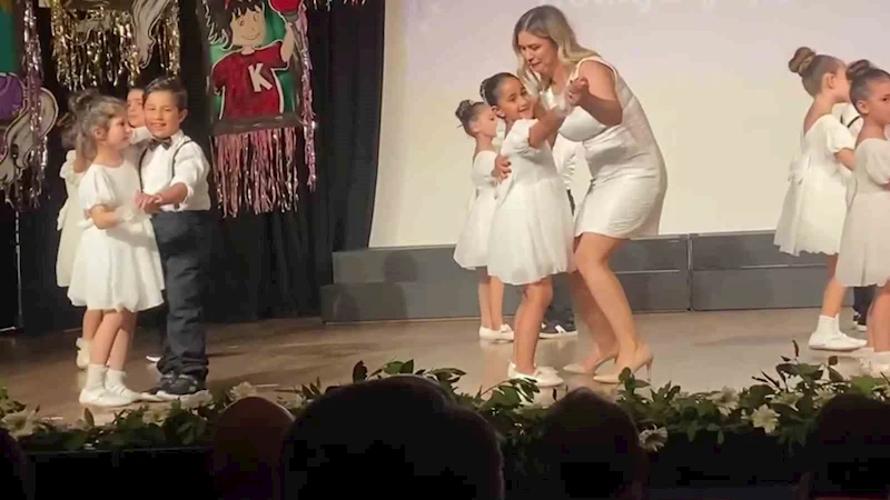 Minik dansçının partnerinin sahnede ayakkabısı çıkınca imdadına öğretmeni yetişti

