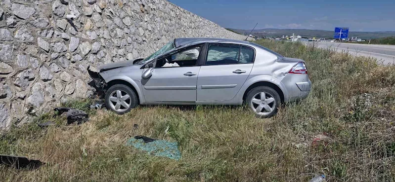 Otomobil istinat duvarına çarptı: 2 yaralı
