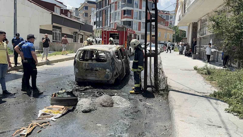 Arnavutköy’de park halindeki otomobil alev topuna döndü: O anlar kamerada
