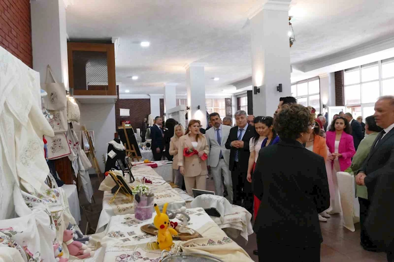 Kilimli Halk Eğitim Merkezi Müdürlüğü’nden yıl sonu sergisi
