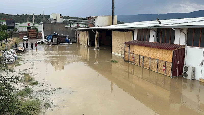 Kastamonu’da sağanak yağış nedeniyle fabrikaları su bastı
