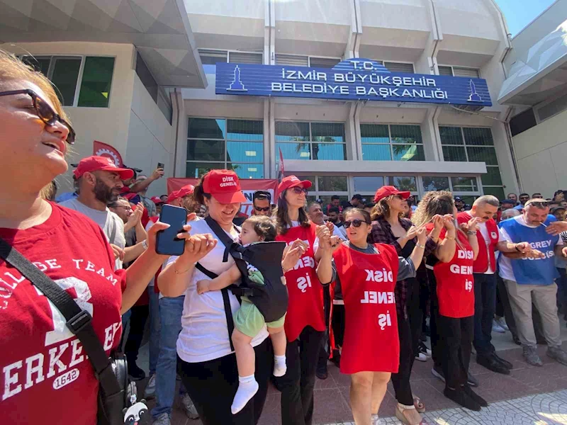 Greve çıkan binlerce işçi İzmir Büyükşehir önünde toplandı
