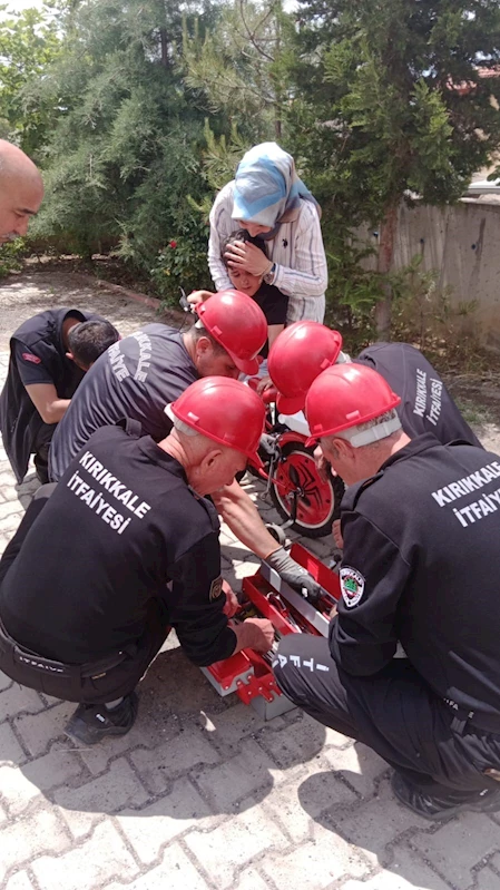 Bisiklet pedalına ayağı sıkışan çocuğu itfaiye kurtardı

