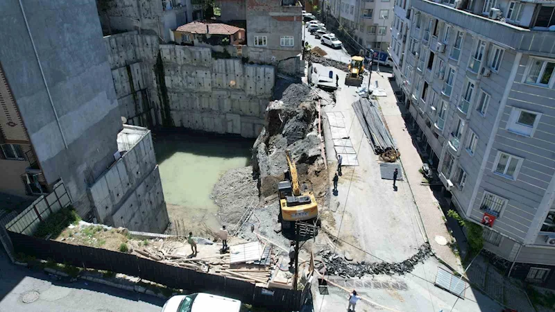 Gaziosmanpaşa’da inşaat çalışmaları esnasında yol çöktü
