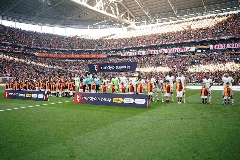 Trendyol Süper Lig: Galatasaray: 2 - Sivasspor: 0 (Maç devam ediyor)
