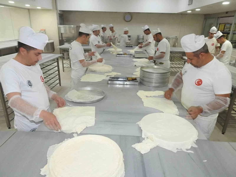 Gaziantep’te baklavacıların yoğun bayram mesaisi başladı
