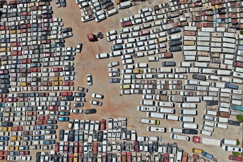 Yediemin otoparkları araç mezarlığına döndü, 25 yıldır bekleyen araçlar var
