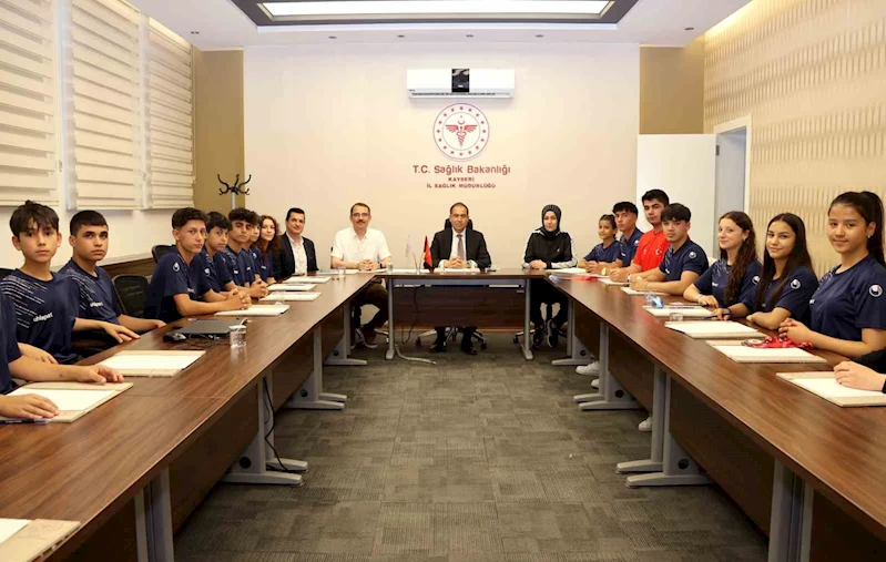 Şampiyon sporculardan İl Sağlık Müdürü Erşan’a ziyaret
