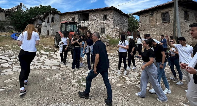 Kula’nın tarihi güzellikleri gençlerle buluşuyor
