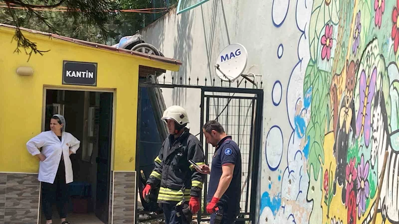 Otomobil okul bahçesine uçtu, öğrencilerin derste olması faciayı önledi: 1 yaralı

