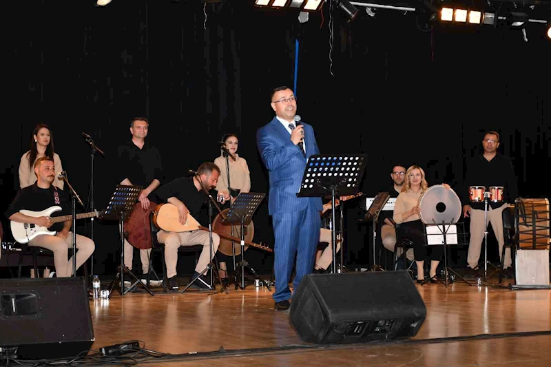 Başsavcı Korkmaz türkü söyledi, büyük alkış topladı

