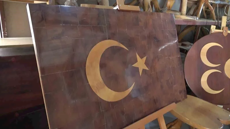 76 yaşındaki usta, 15 Temmuz şehitleri için 246 parçadan Türk bayrağı yaptı

