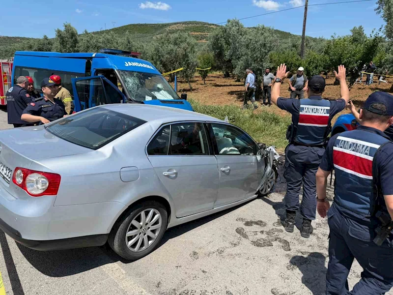 Hatalı sollama yapan otomobil jandarma ekibiyle çarpıştı: 1 ölü 2 yaralı
