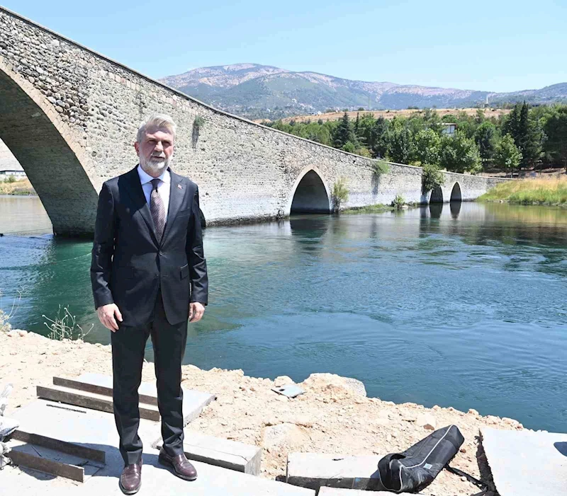 Depremde hasar gören 500 yıllık köprüde sona yaklaşıldı
