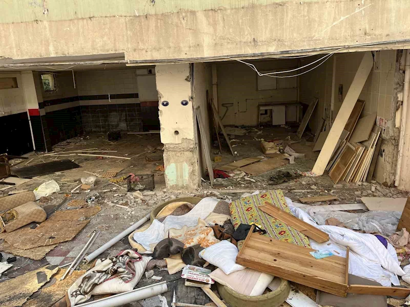 İzmir’de kentsel dönüşüme giren binanın kömürlüğünden 3 kişiye ait iskelet çıktı
