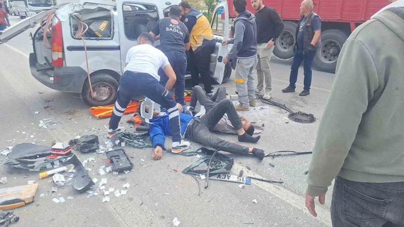 Ehliyetsiz sürücü kaldırıma çarpıp takla attı ardından kamyonete çarptı :3 yaralı
