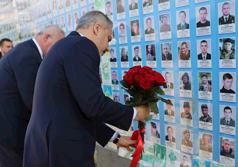 Bakan Fidan Kiev’de Anma Duvarı’na çiçek bıraktı
