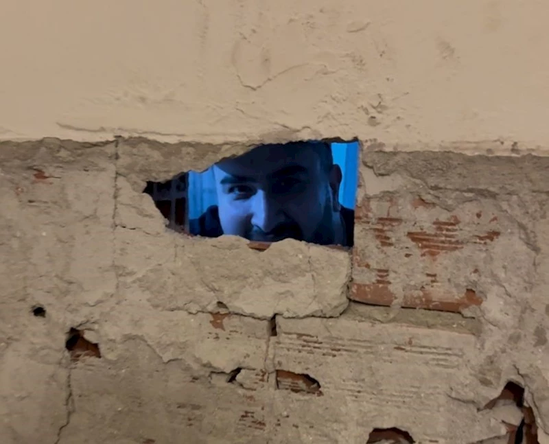 Şaka gibi olay komedyenin başına geldi: Duvarı kırıldı tamirci göründü
