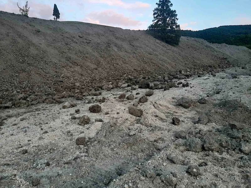 Karabük’te heyelan nedeniyle köy yolu ulaşıma kapandı
