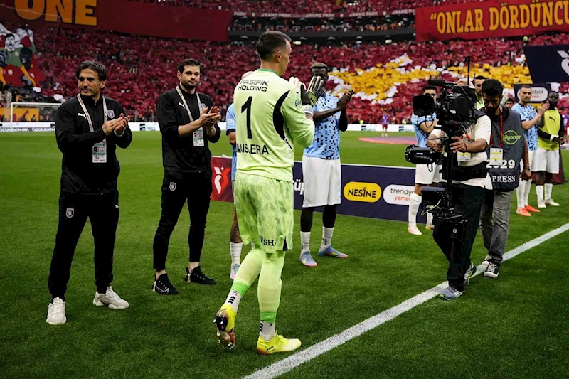 Başakşehir, şampiyon Galatasaray’ı alkışladı
