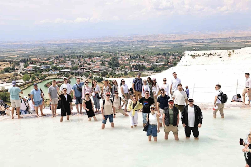 Dünyaca ünlü Kızıl Ordu Korosu, Pamukkale’ye hayran kaldı

