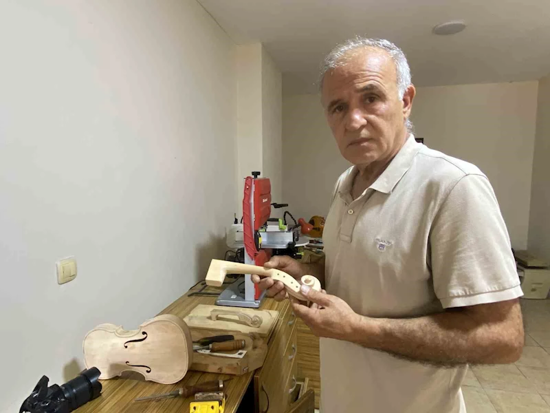 Annesinin altınlarını bozdurup aldığı keman, emekliliğinde mesleği oldu
