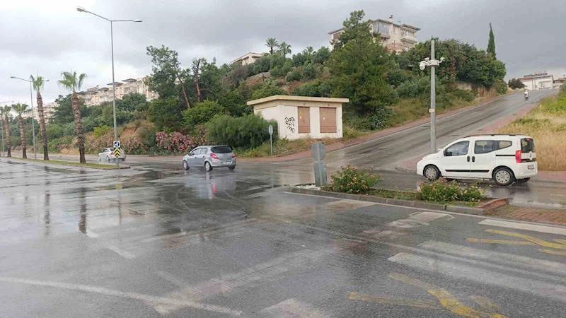Yağışlı hava rampada kazaya neden oldu: 3 araç birbirine girdi, 1 yaralı

