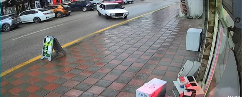 Caddede ‘drift’ atmaya çalışan sürücünün tehlikeli hareketleri kameraya yansıdı
